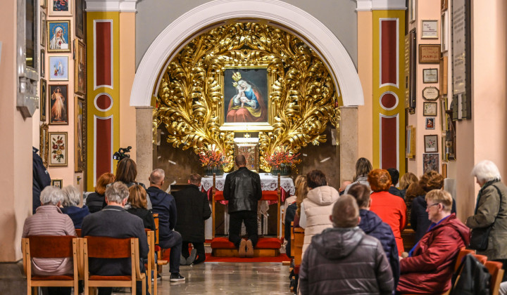 Molitev pred Marijo Pomagaj na Brezjah (foto: Rok Mihevc)