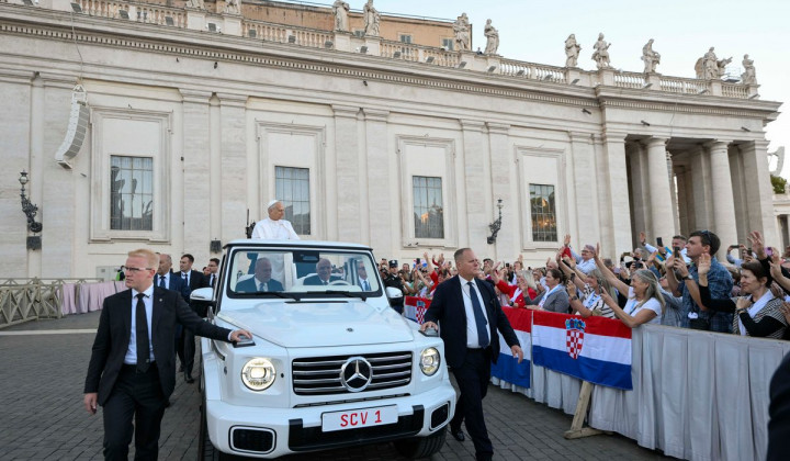 Papež pozdravlja hrvaške romarje (foto: Vatican Media)