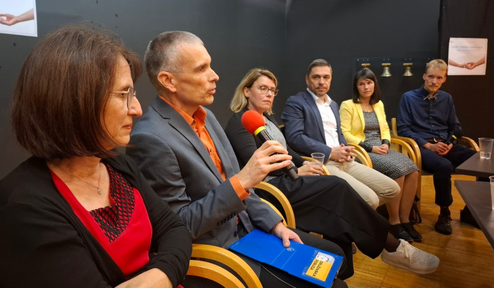 Udeleženci okrogle mize tedna za življenje - z mikrofonom Tomaž Merše Udeleženci okrogle mize tedna za življenje - z mikrofonom Tomaž Merše (foto: Marjana Debevec)