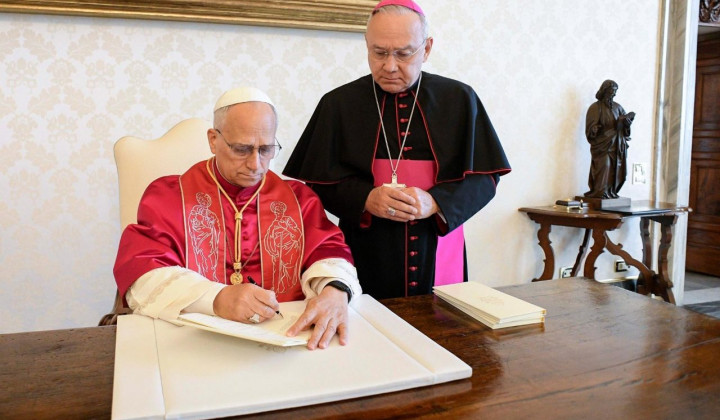 Papež Leon XIV. podpisuje prvo apostolsko spodbudo Dilexi te Papež Leon XIV. podpisuje prvo apostolsko spodbudo Dilexi te (foto: Vatican Media)