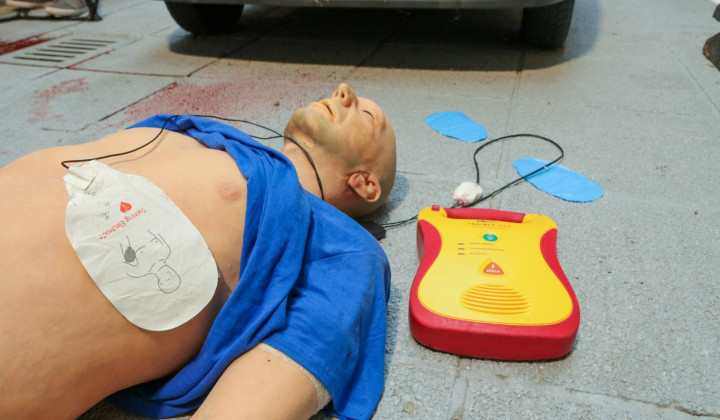 Prikaz pravilne uporabe defibrilatorja. Prikaz pravilne uporabe defibrilatorja. (foto: Nace Hočevar/STA)