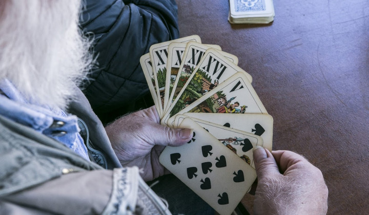 Brezdomec igra karte Brezdomec igra karte (foto: Danijel Olivo)