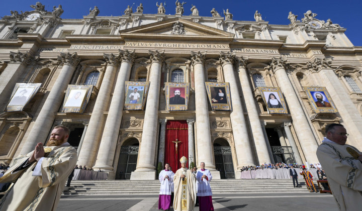 Papež Leon XIV. in v ozadju sedem novih svetnikov (foto: VaticanMedia)