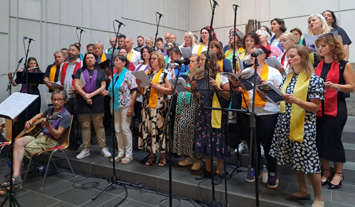 Med izvedbo Pesmi tisočerih zvonov v počastitev življenjskega jubileja g. Zvoneta Štrublja v slovenski župniji v Stuttgartu. (foto: MB)