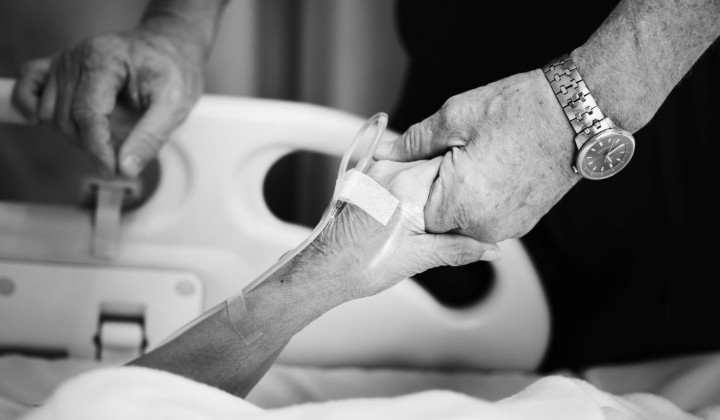 Molitev, tišina in zaupanje v Boga preoblikujejo čas trpljenja v čas milosti. (foto: Freepik)