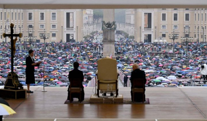 Splošna avdienca na Trgu sv. Petra Splošna avdienca na Trgu sv. Petra (foto: Vatican Media)