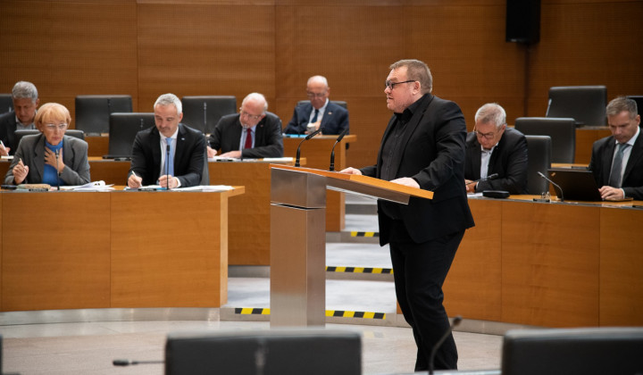 Interpelacija o delu in odgovornosti ministra za solidarno prihodnost Simona Maljevca. Interpelacija o delu in odgovornosti ministra za solidarno prihodnost Simona Maljevca. (foto: Tine Eržen / STA)