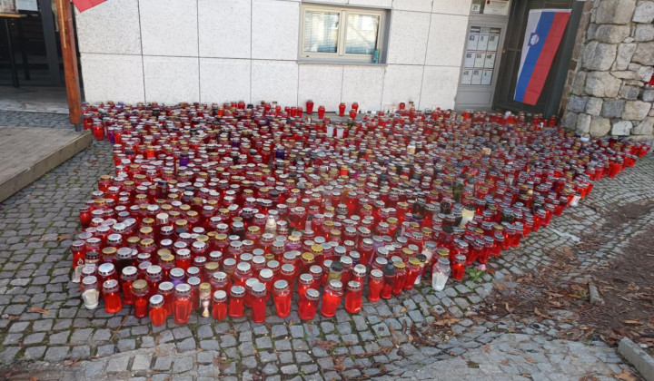Sveče na kraju tragičnega napada v Novem mestu. Sveče na kraju tragičnega napada v Novem mestu. (foto: Aleš Kocjan / STA)