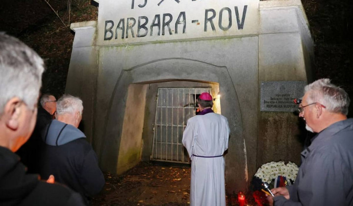 Molitev za pokojne  Molitev za pokojne  (foto: Vir: Škofija Celje)