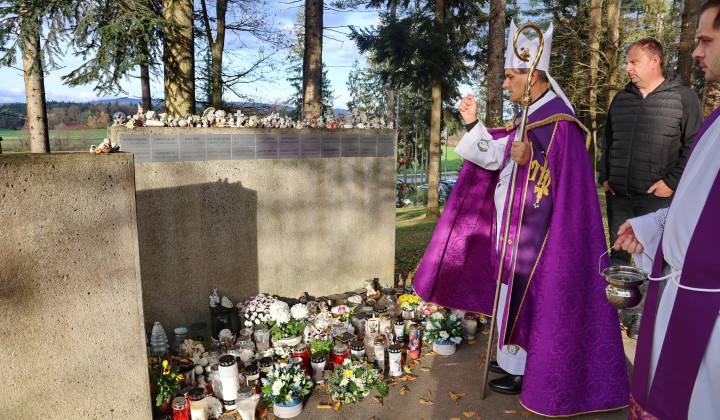 Novomeški škof Andrej Saje blagoslavlja grobove (foto: Radio Vatikan)
