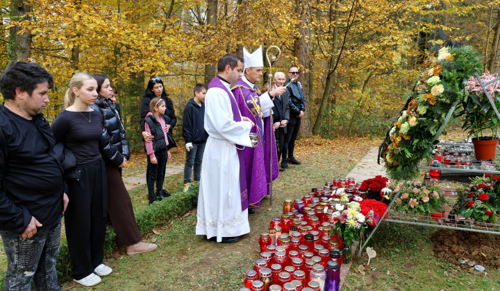 Molitev in blagoslov na grobu pokojnega Aleša Šutarja Molitev in blagoslov na grobu pokojnega Aleša Šutarja (foto: Radio Vatikan / Jože Potrpin)