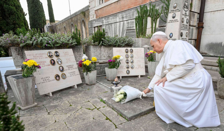 Papež polaga šopek vrtnic na enega od grobov na rimske pokopališču Verano (foto: Simone Risoluti)