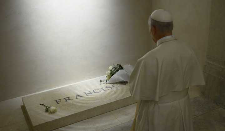 Papež Leon XIV. na grobu papeža Frančiška (foto: Vatican Media)