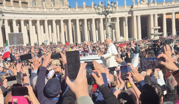 Papež med slovenskimi romarji (foto: Alen Salihović)