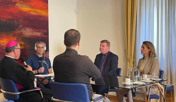 Gostje:  mariborski nadškof metropolit msgr. Alojzij Cvikl, duhovnik in študent v Rimu Boštjan Dolinšek, direktorica romarske agencije Aritours Tanja Arih Korošec in veleposlanik Republike Slovenije pri Svetem sedežu Franci But. (foto: ARO)