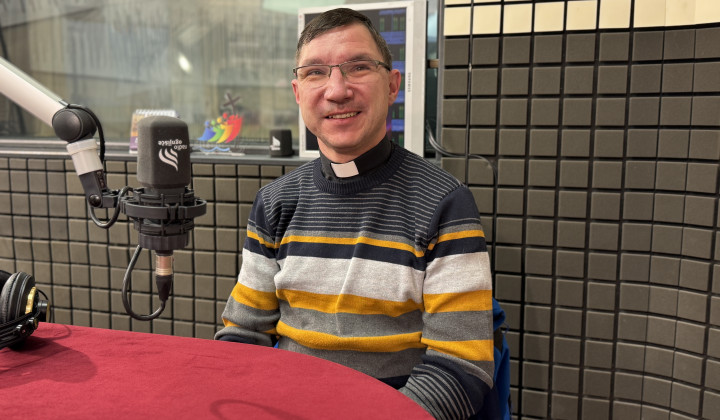 Bolnišnični duhovnik Anže Cunk v studiu Radia Ognjišče (foto: Rok Mihevc)