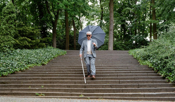 Slepi, bela palice (foto: pexels / Mart production)