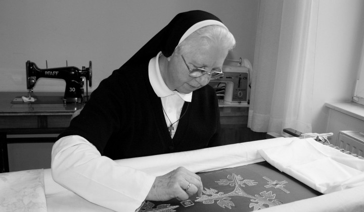 S. Gizela Knez pri vezenju (foto: Andrej Doblehar)