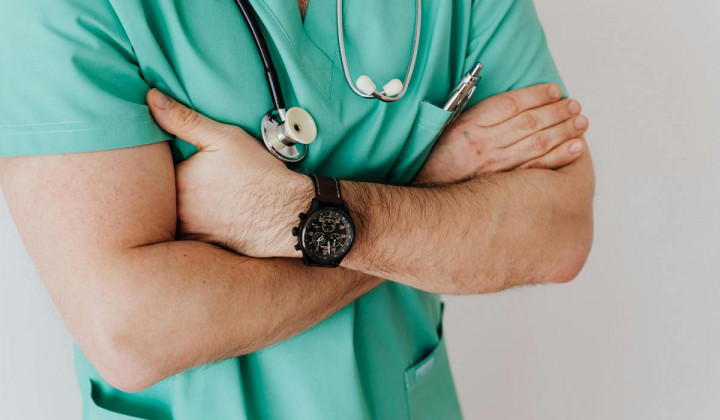 Zdravnik (foto: pexels / Karola G)