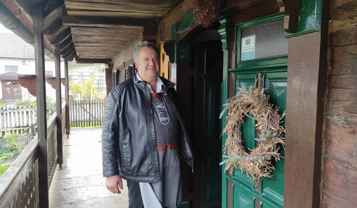 Franc Tomše Martinov odpira vrata stare lesene domačije (foto: Robert Božič)