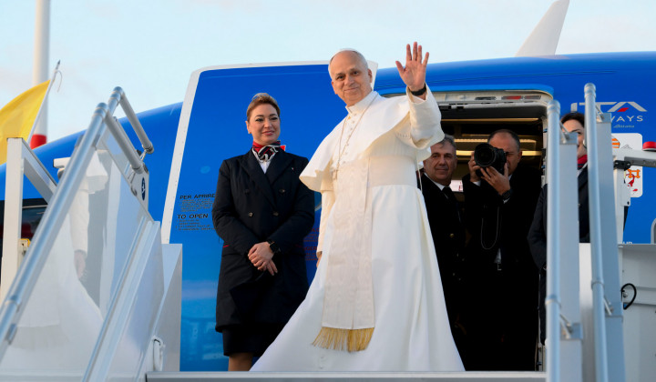 Papež gre na letalo (foto: Vatican media)