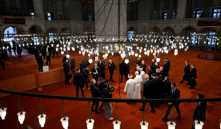 Papež v Modri mošeji (foto: Elisabetta Trevisan/Vatican Media)
