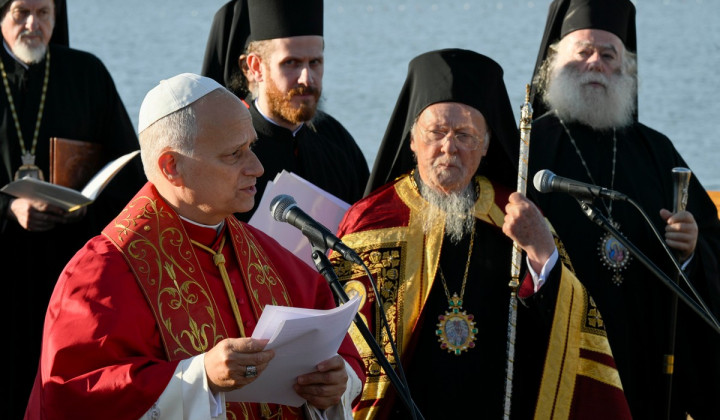 Papež Leon XIV. in ekumenski patriarh Bartolomej I. (foto: Simone Risoluti/Vatican Media)