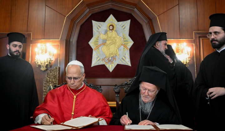 Podpis deklaracije, papež in patriarh (foto: Vatican Media)