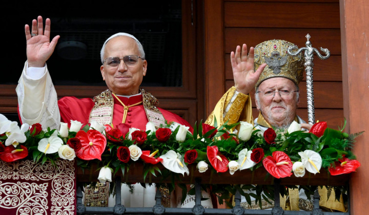 Papež Leon XIV. in carigrajski ekumenski patriarh Bartolomej I. pozdravljata ljudi pred cerkvijo sv. Jurija (foto: Elisabetta Trevisan)