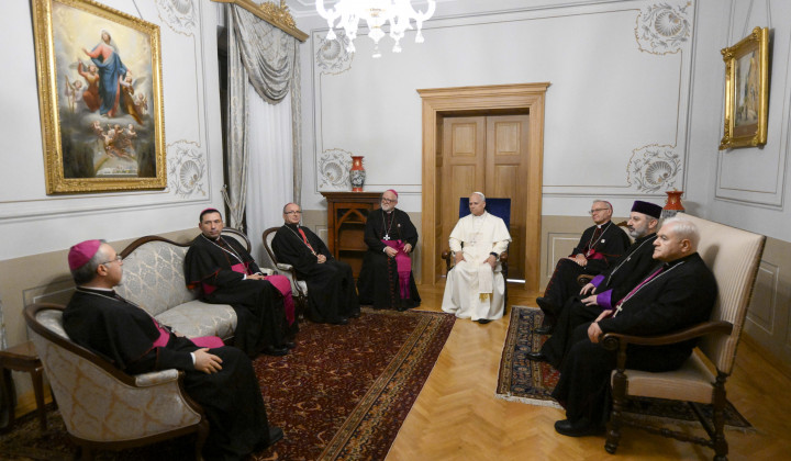 Papež Leon XIV. in člani Turške škofovske konference (levo od papeža nadškof Martin Kmetec) (foto: Simone Risoluti/Vatican Media)