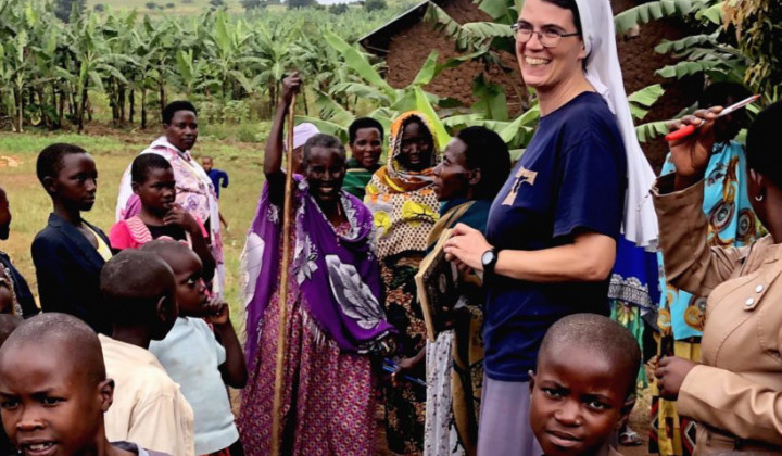 s. Urša z otroki (foto: Misijonsko središče Slovenije)