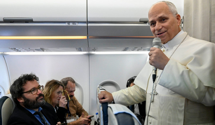 Papež na letalu v pogovoru z novinarji  (foto: Vatican Media)