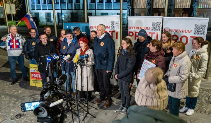 Zbrani člani koalicije  »Proti zastrupitvi bolnikov!« (foto: ARO)