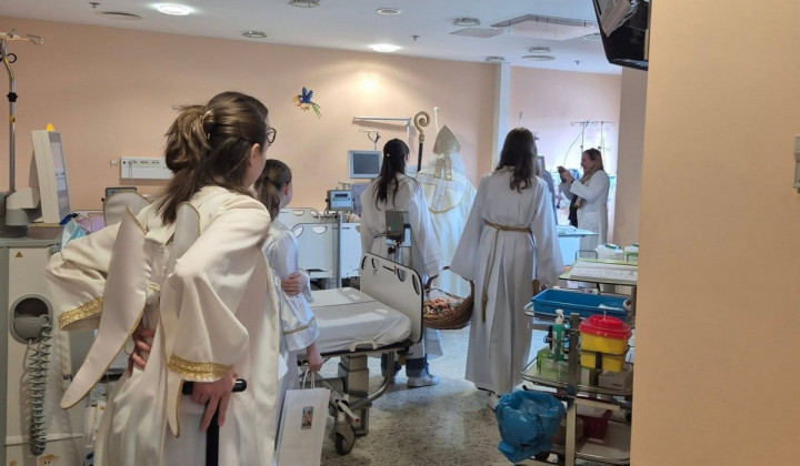Obisk svetega Miklavža na pediatrični kliniki (foto: Vir: Anže Cunk)