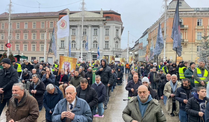 Javna molitev rožnega venca na Trgu Bana Jelačića v Zagrebu (foto: Muževni budite)