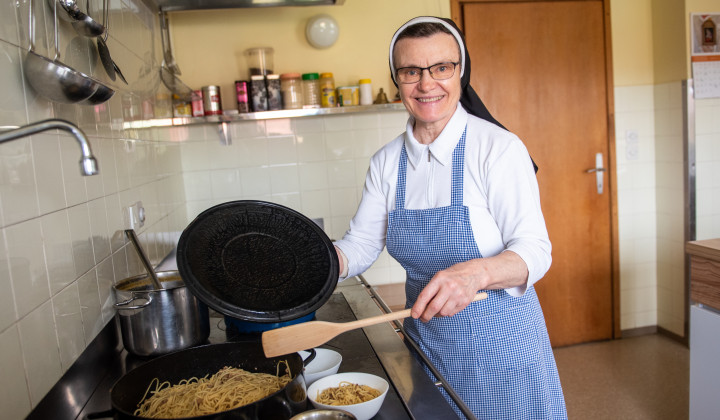 Sestra Nikolina v kuhinji (foto: Rok Mihevc, 2022)