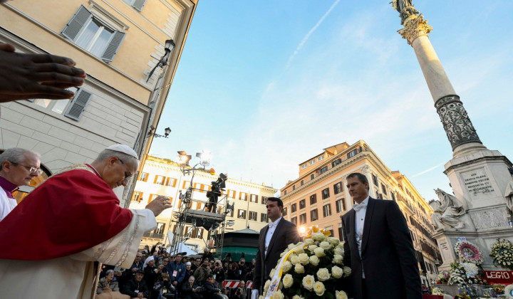 Počastitev kipa Brezmadežne na Španskem trgu v Rimu (foto: Vatican Media)