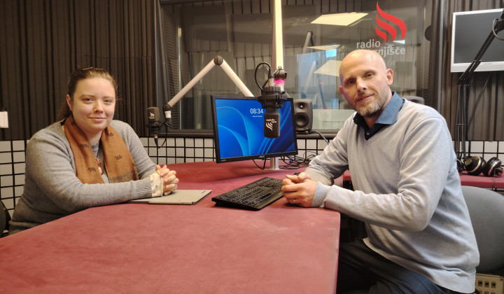 Gostja Urška Česnik in voditelj oddaje Blaž Lesnik (foto: Andrej Šinko)