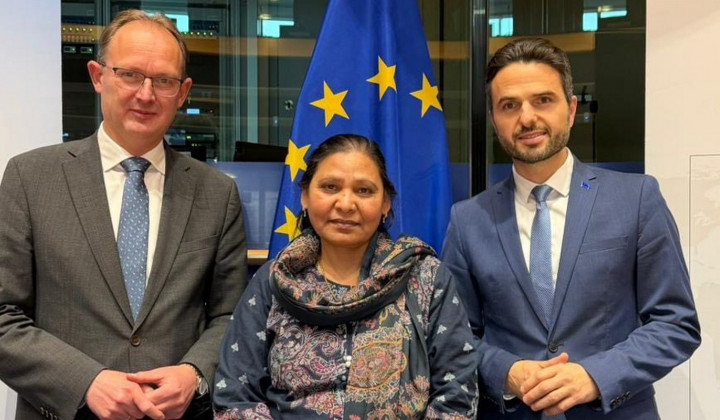 Matej Tonin s pakistansko kristjanko Shagufto Kausar, ki je kar osem let zaradi laži preživela v zaporu (foto: FB Matej Tonin)