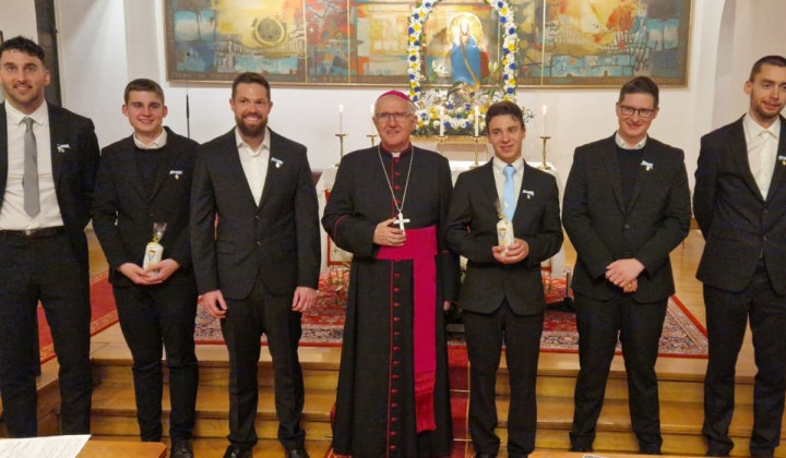 Aleks Birsa Jogan, Janez Špeglič, Danijel Petric, Matija Mohar, Martin Čemažar in Urban Hajnc so bili sprejeti v Marijino kongregacijo (foto: Simon Golob)
