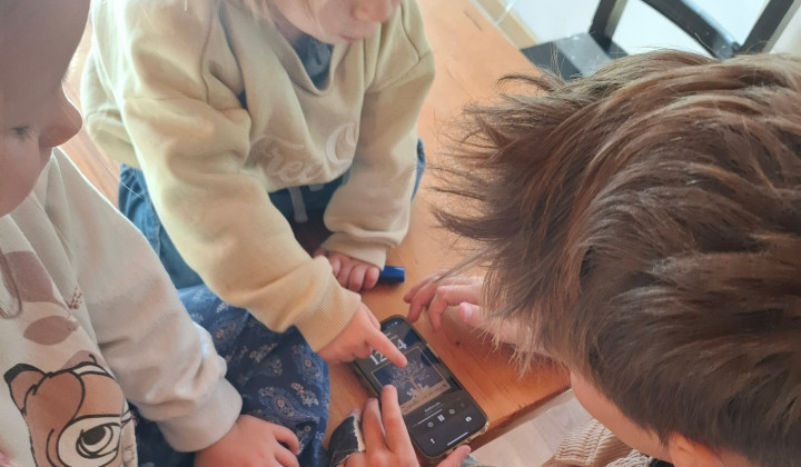 Otroci radi poslušajo zgodbe adventnega koledarja (foto: Družina Hren)