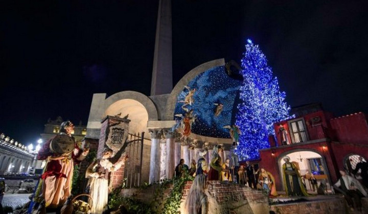 Jaslice in božično drevo (foto: Vatican Media)