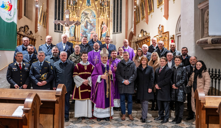 Škofu in predsedniku Slovenske škofovske konference Andreju Sajetu so se pridružili predstavniki družbeno-političnega, kulturnega in javnega življenja (foto: Rok Mihevc)