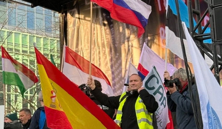 Slovenska zastava na glavnem odru - Predsednik KGZS dr. Jože Podgoršek (foto: KGZS / Forum za kmetijstvo SDS)