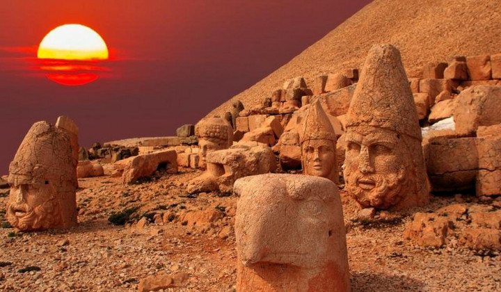 Nemrut, 2.134 m visoka gora v jugovzhodni Turčiji (foto: Agencija Oscar)