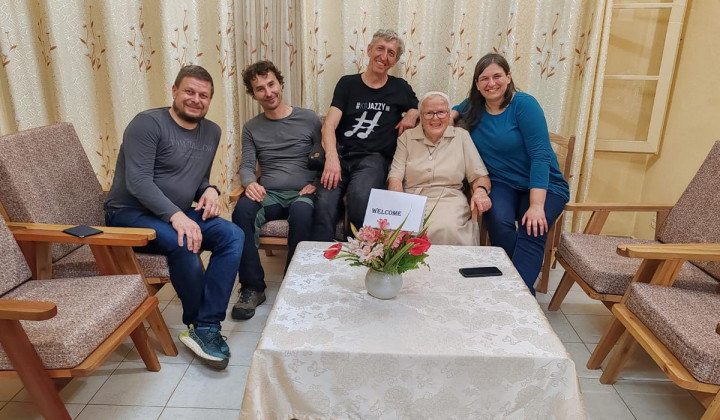 S. Bogdana, televizijska ekipa in Jana Lampe iz Slovenske karitas na terenu (foto: Slovenska karitas)