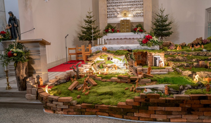 Jaslice v cerkvi Žalostne Matere Božje na Mirenskem Gradu (foto: Danijel Olivo)