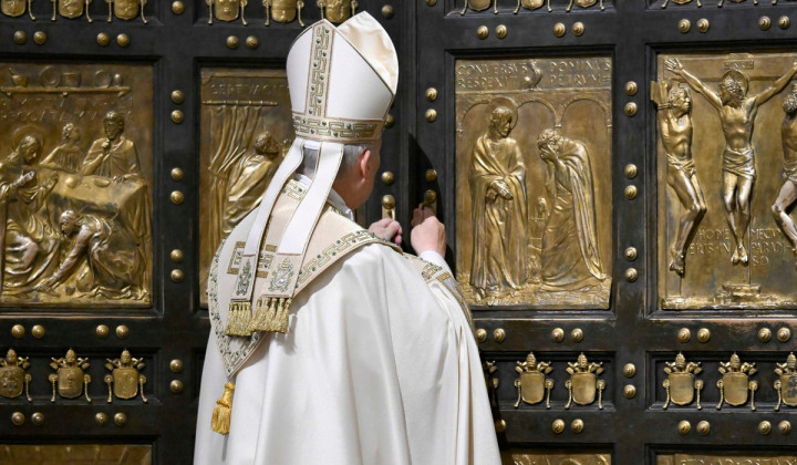 Papež Leon XIV. zapira sveta vrata v vatikanski baziliki (foto: Vatican Media)