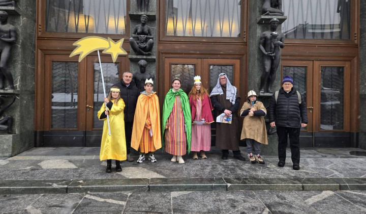 Koledniki pred parlamentom (foto: Janko Pirc)