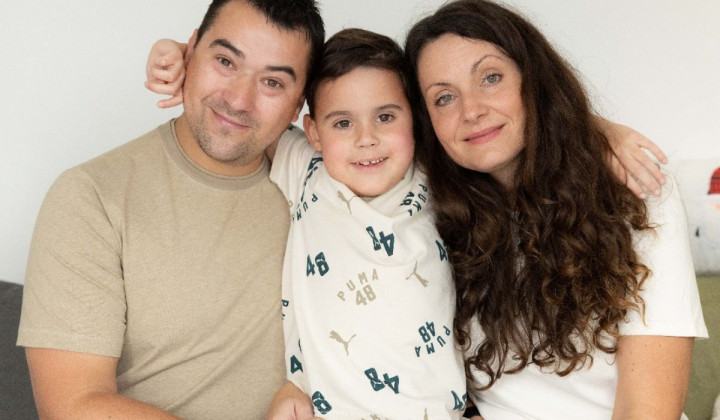 Teo z mamo in očetom (foto: Društvo Viljem Julijan)